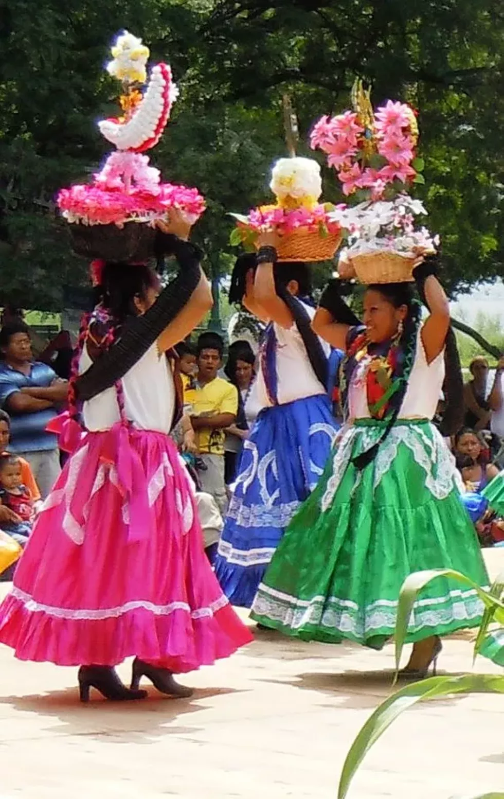 665a4fc2_2012_guelaguetza_dancers_012.webp