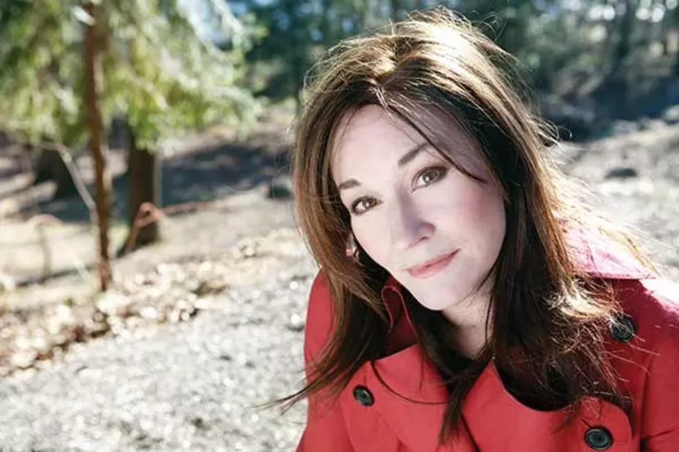 forecast_radio_deluxe_jessica_suitcase-headshot.webp