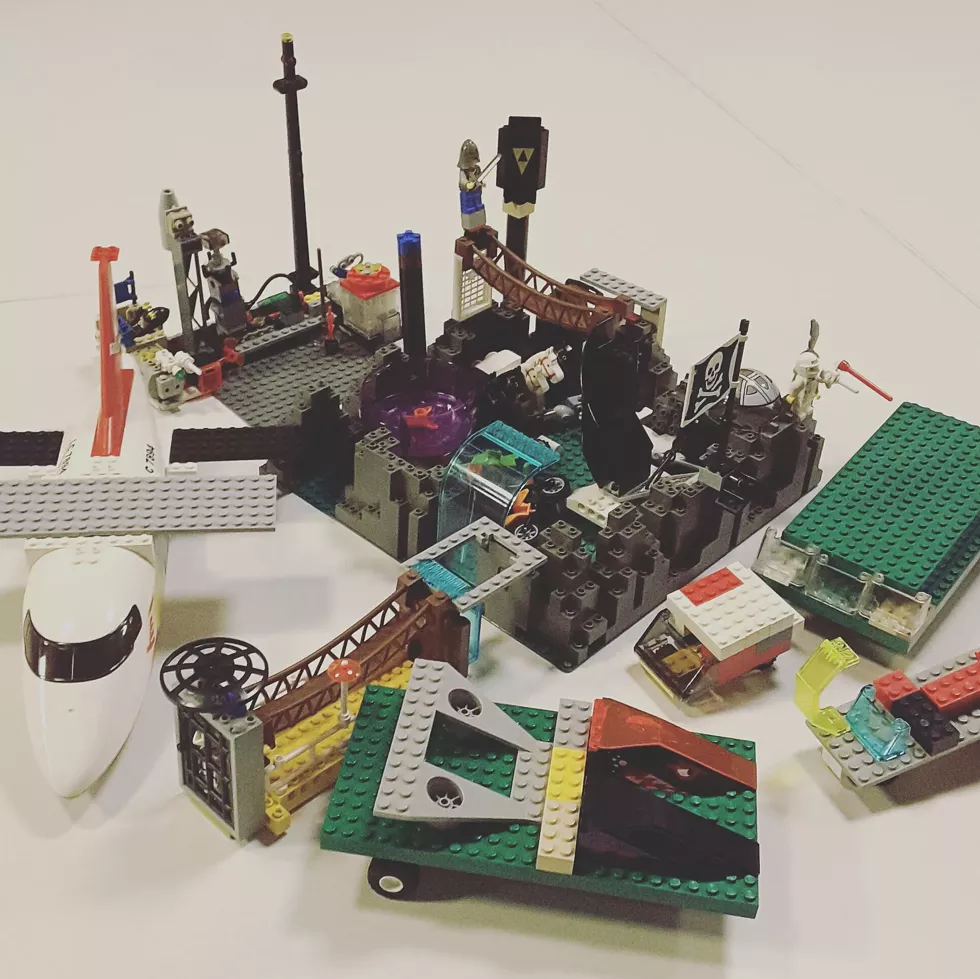lego_creations_plane.webp