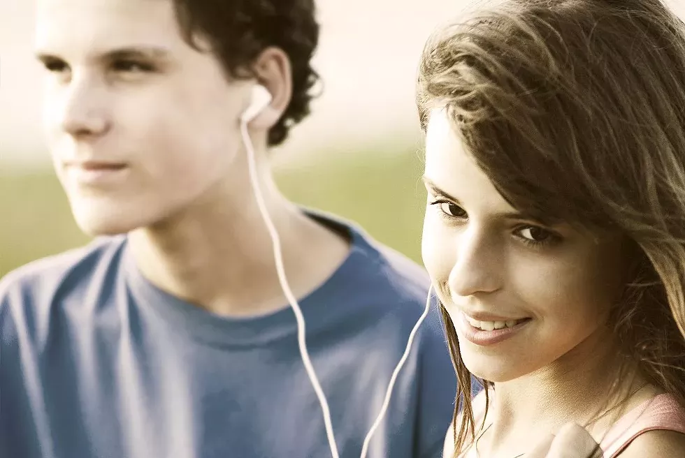 1280px-teens_sharing_a_song.webp