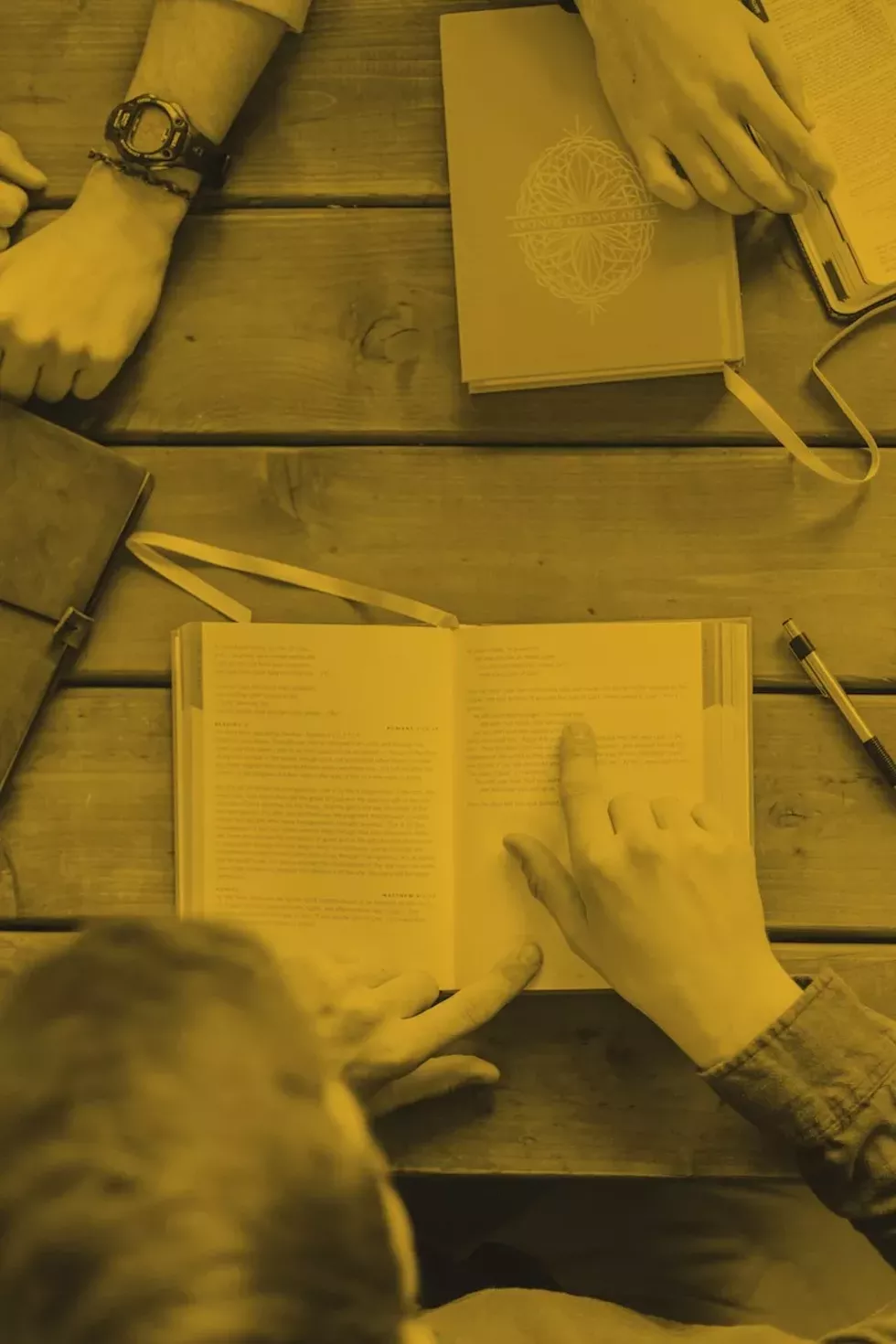 book_club__gold__800w_-_jacob_bentzinger_unsplash.webp
