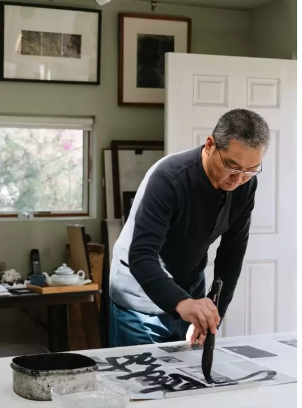 Wang Mansheng practicing calligraphy.