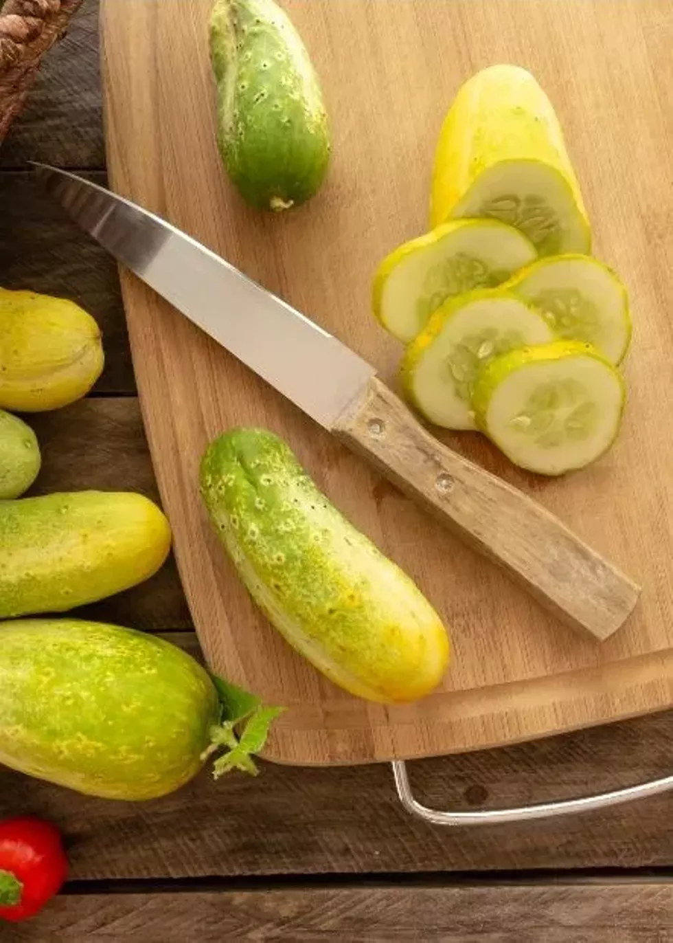 vegetables_and_cutting_board_rec.webp