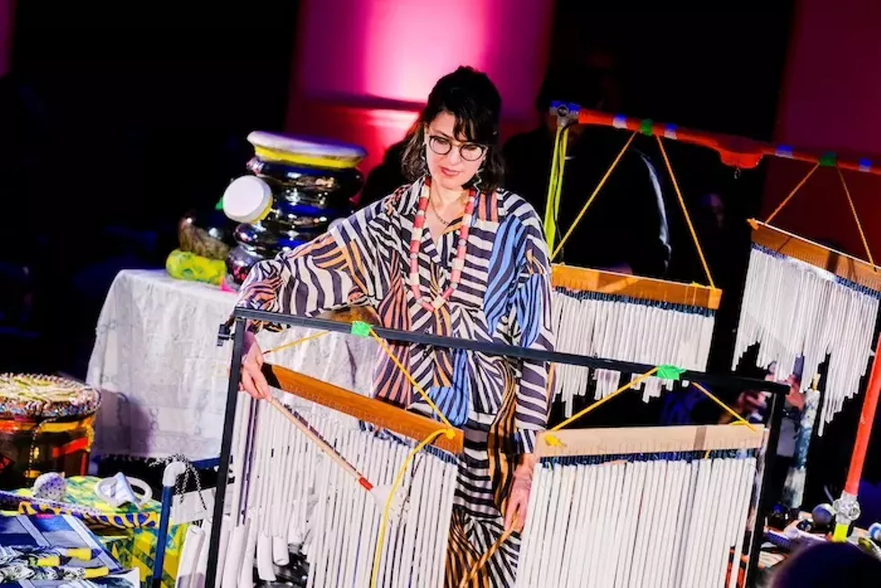 Julia Elsas performing with SONIC MUD