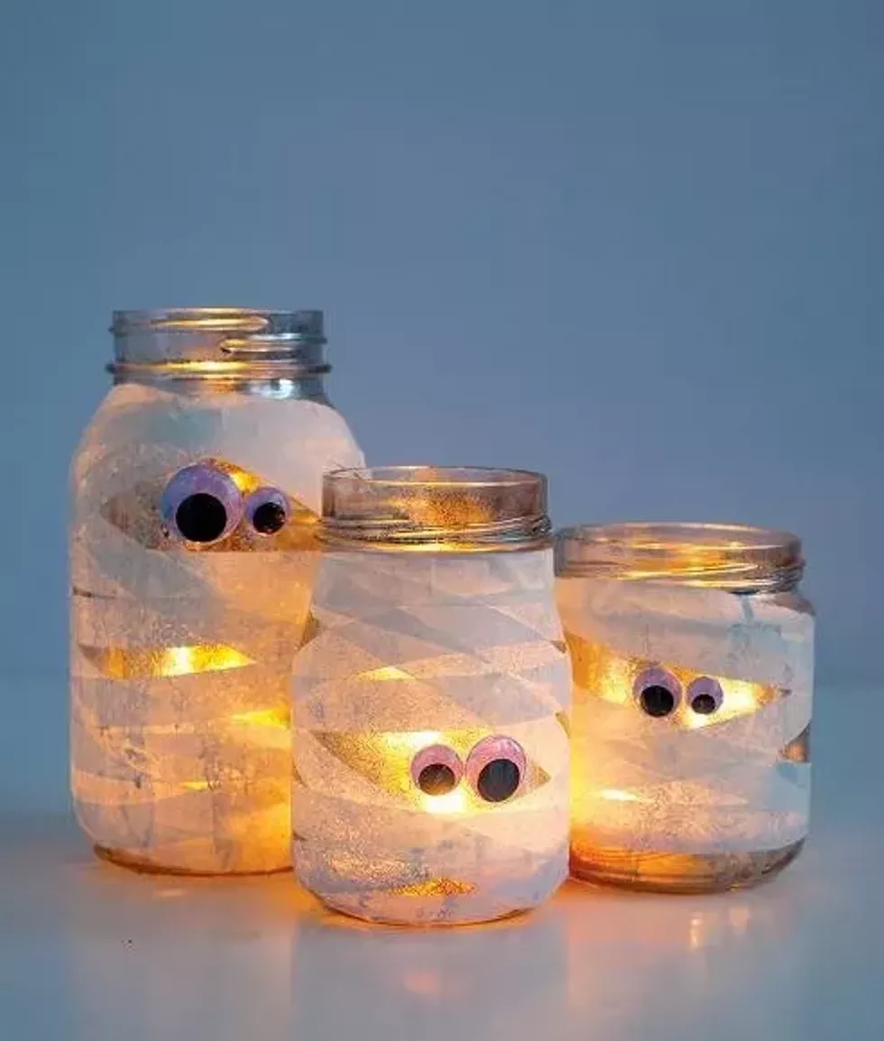 saturday_special_mummy_mason_jar_craft.webp
